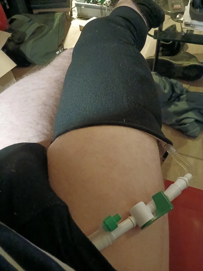 Today I was creative with women's leggings. I cut off one of the trouser legs and sewed on a new end edge, thus hiding my leg bag and reducing the chance of it sinking. And if it freezes outside, there is less chance of the cold getting in because this 