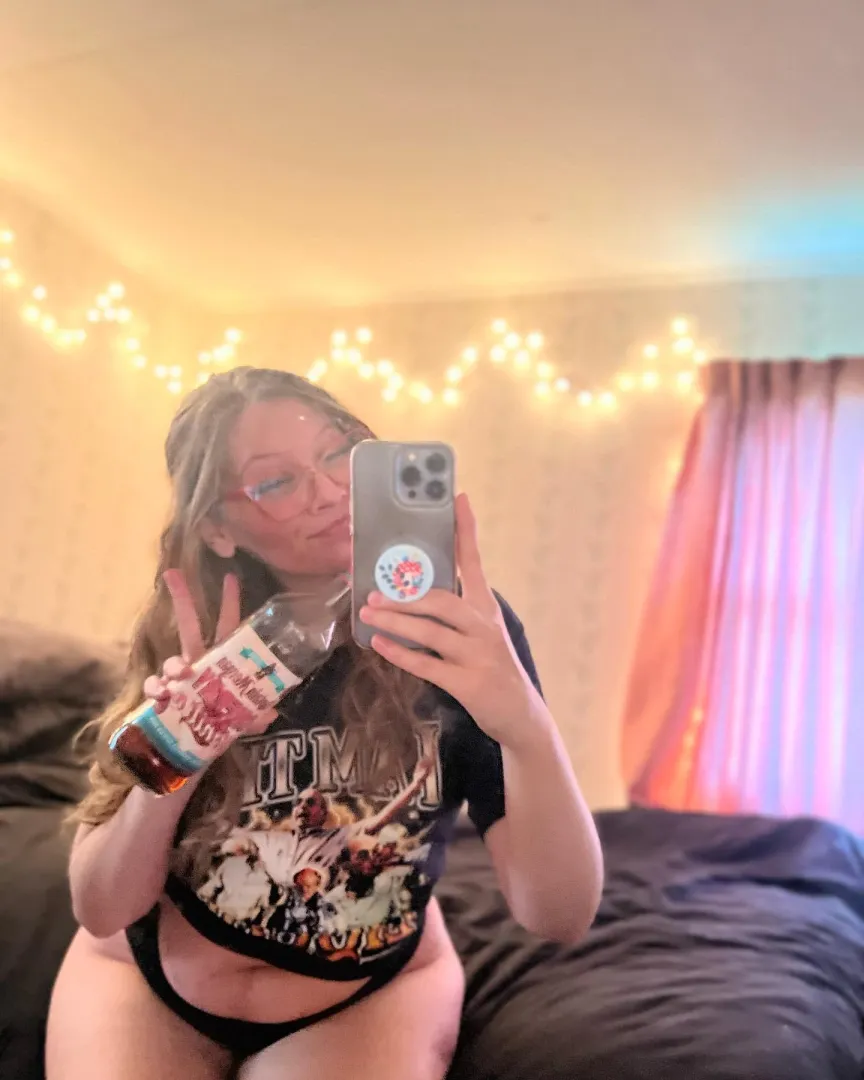 does anyone still use snapchat lol