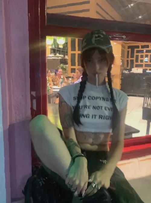 f4m 19 Feeling buzzed and horny, who’s around? lnsta only: ,.Iunarumes`.