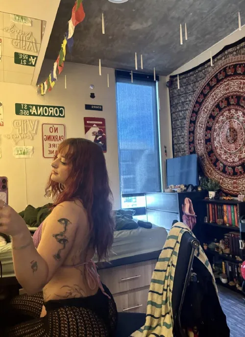 Looking for lovers of curvy redhead