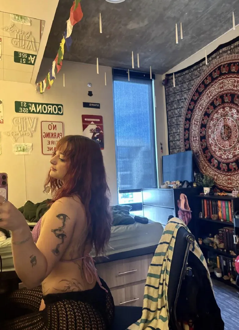 Looking for lovers of curvy redhead