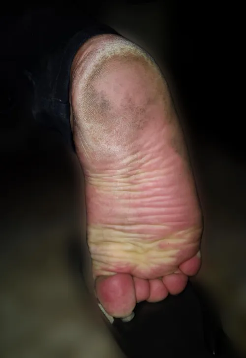 Need someone to clean and moisture my sole ♥️