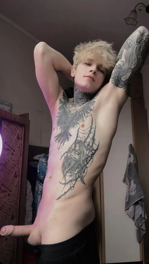 Do older guys like sniffing sweaty gym bro pits?