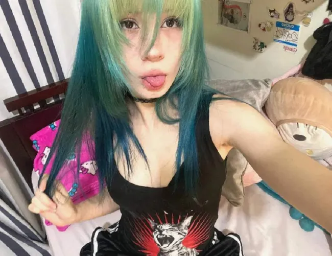 I need an experienced man who can use my utilize my teen body properly and make me feel everything