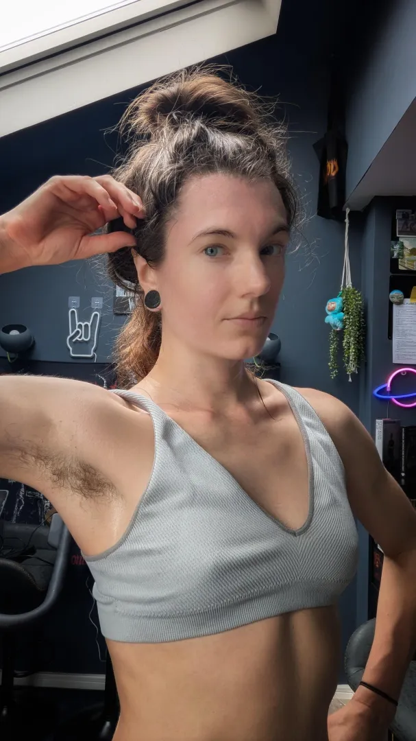 Just look at the sheen on those hairy pits x [hs]