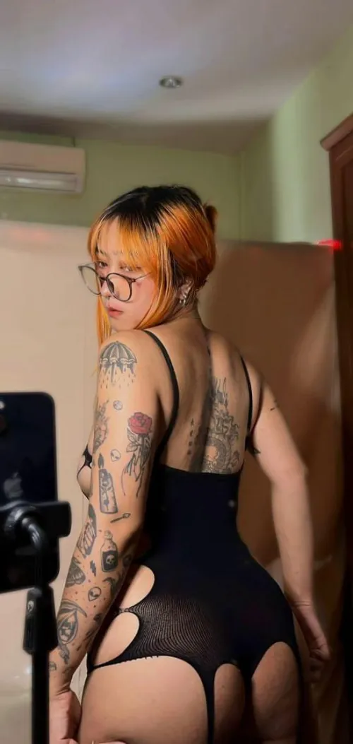 let me shake my bootyy and strip down for u