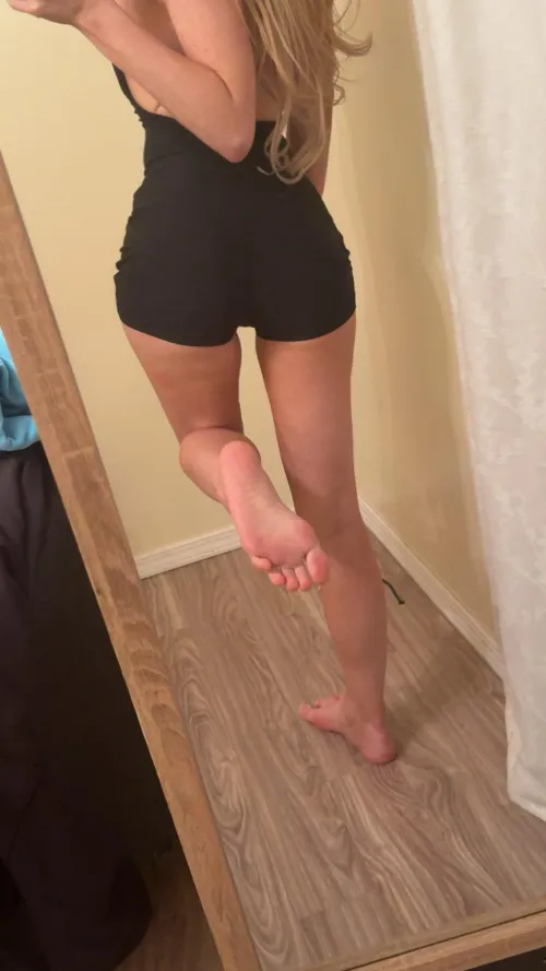 Look at you, everyone is out on a romantic dinner date, me included and you’re here begging to goon and send to my PERFECT solesif you impress them you might be able to call them your valentines