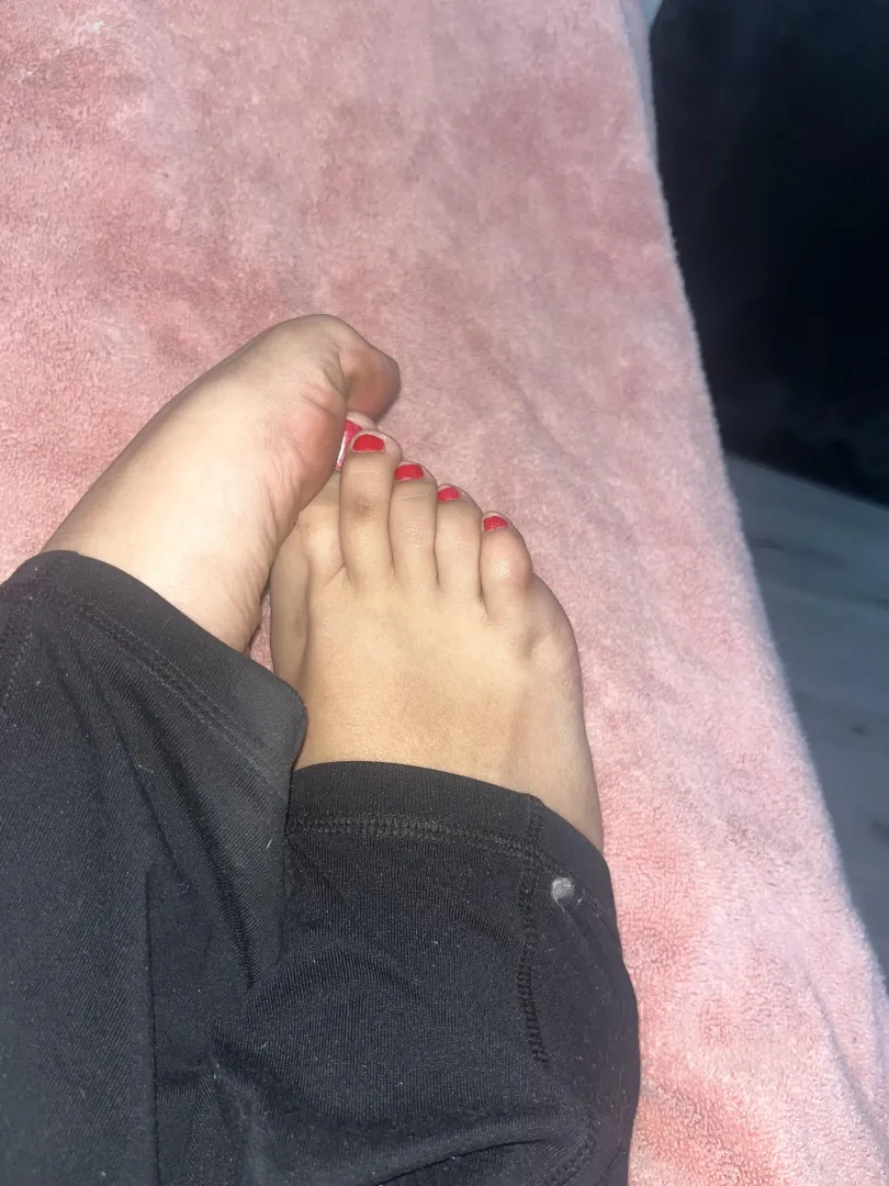 Red toes perfect for sucking