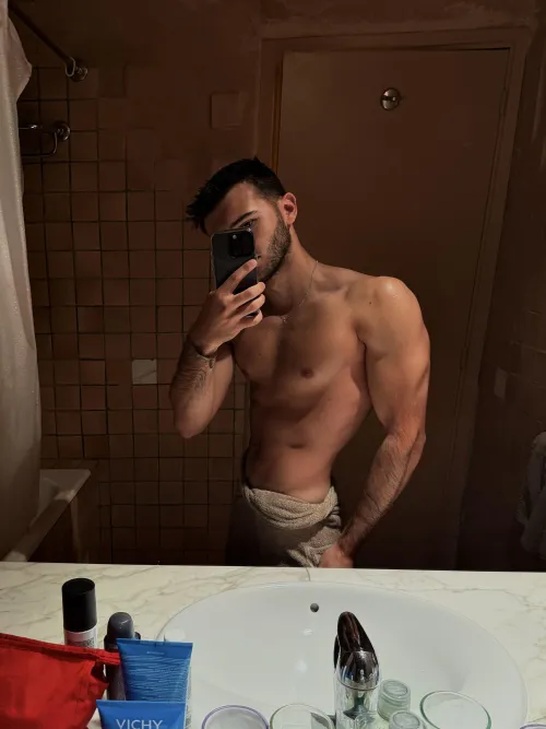(20) Any other muscular dudes like to compare / rate ? I need a masc big bro !