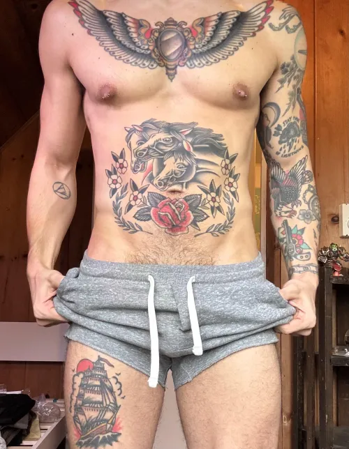 30 bi WFH lookin for fit bros to chat with. NSFW is cool.