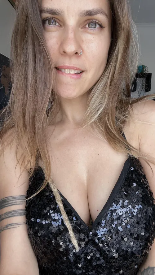 First thing you look at in the picture?