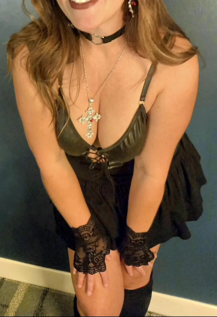 Gorgeous Horny Selective Hotwife Seeking Tall, Handsome, Hung and Dominant Men