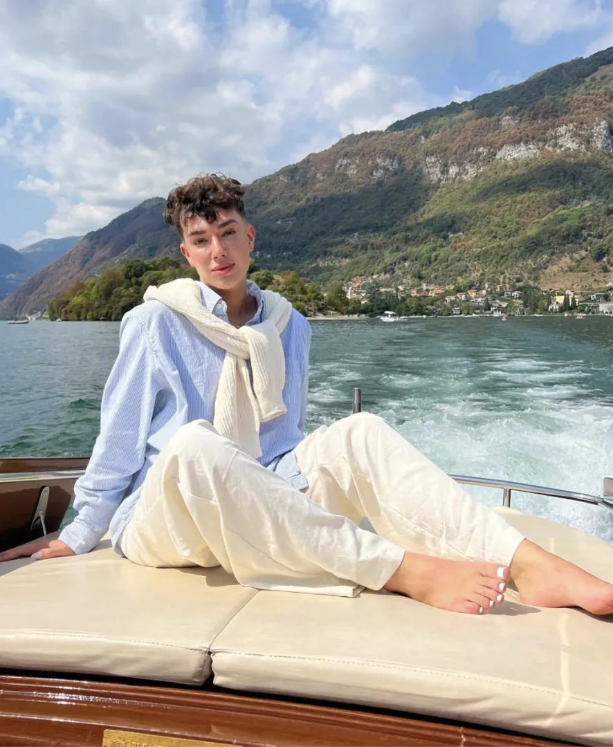 I would love to suck his white toes 