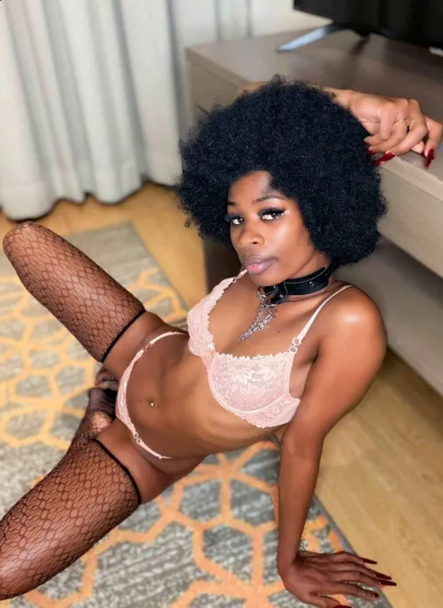 If you want to go out with me, you have to eat my pussy first