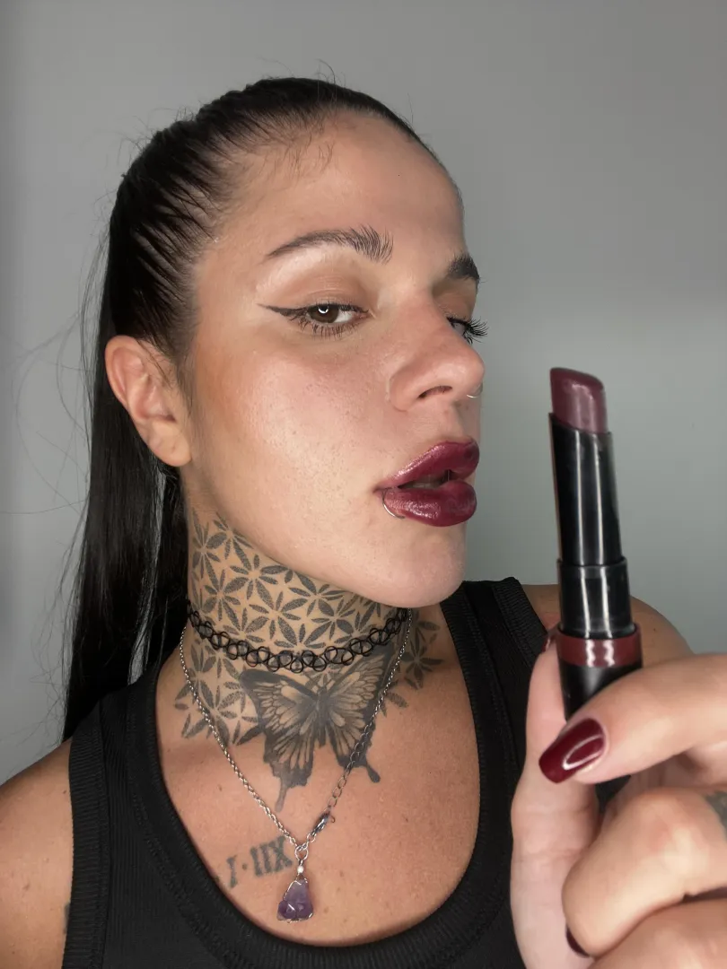 Lips ready to kiss you tonight