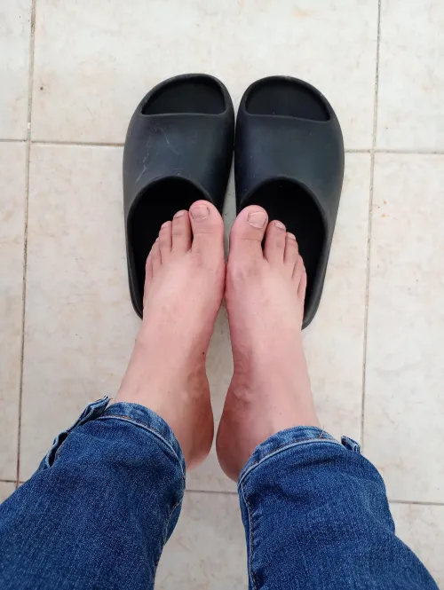 Little smelly ones, do you want to see how I suck them???