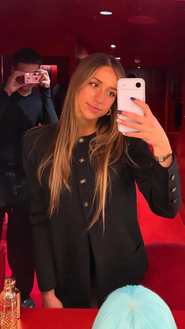 Mirror Selfie (IG Story 02/12/26)