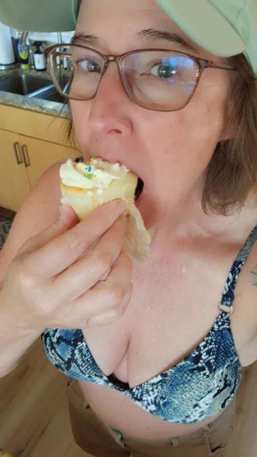 Technically no longer a hotwife (divorced). Love to eat sweets though 58f