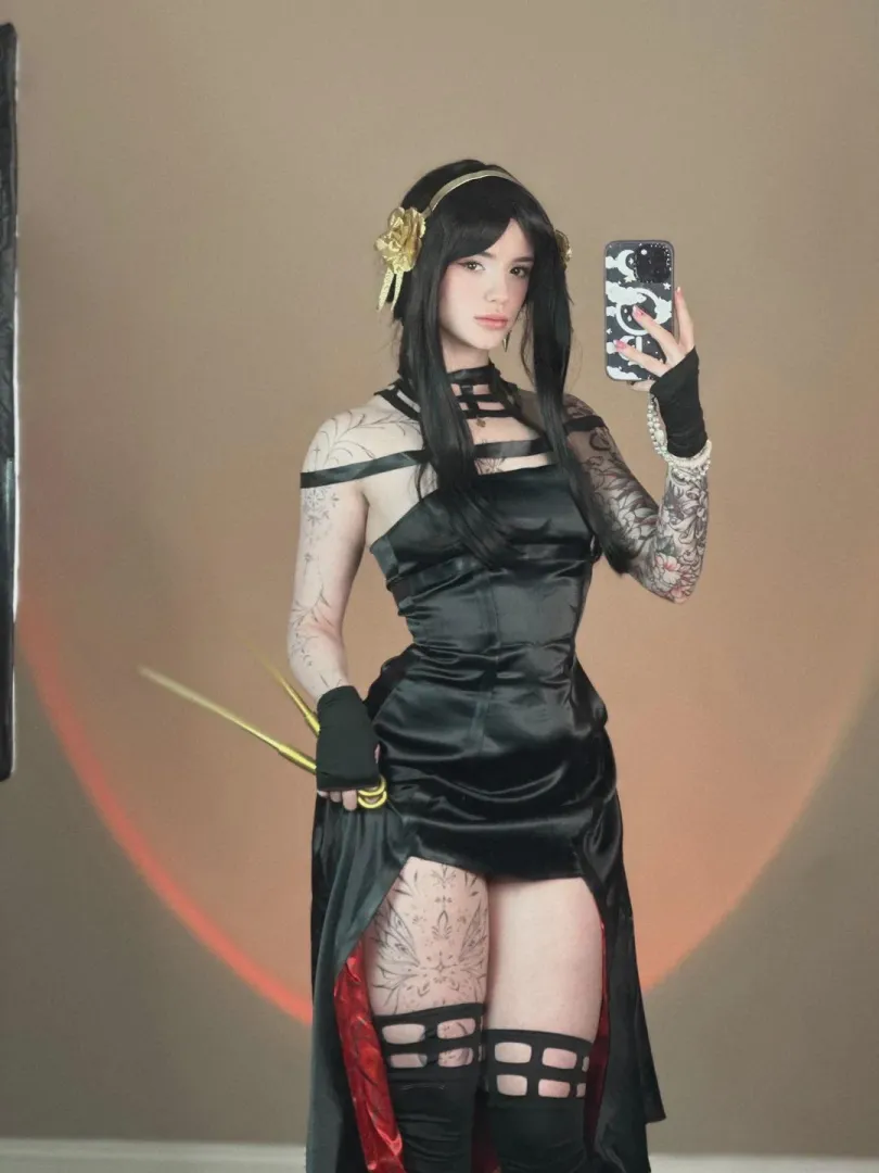 Yor Forger cosplay (by LeesiBB)