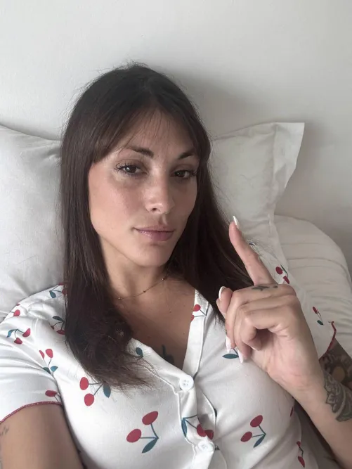 27F Bored, who’s down for 1 round?