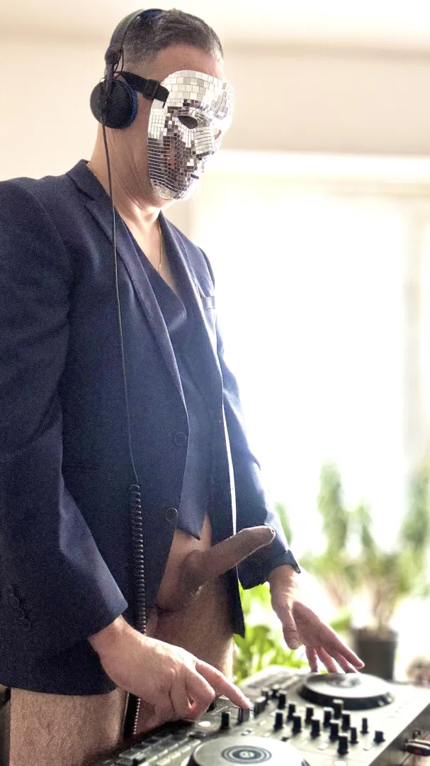 (52) Being a DJ is hard