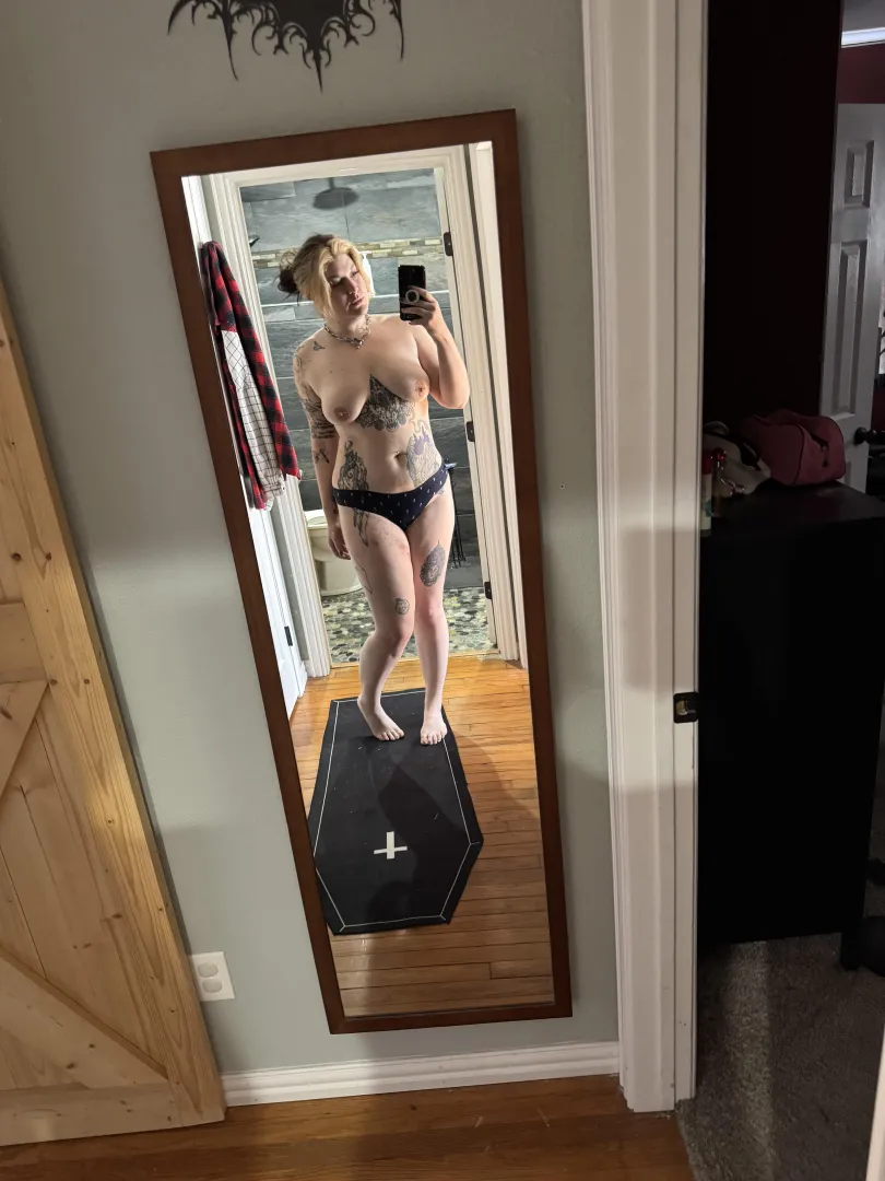 6’ Barefoot. Need someone to peel these undies off me. [f]