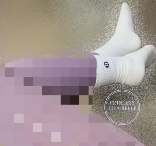 Gooning to Princess’s pixelated leggings and lululemon socks. Funny how easily this turns your brain into gooning mush. 