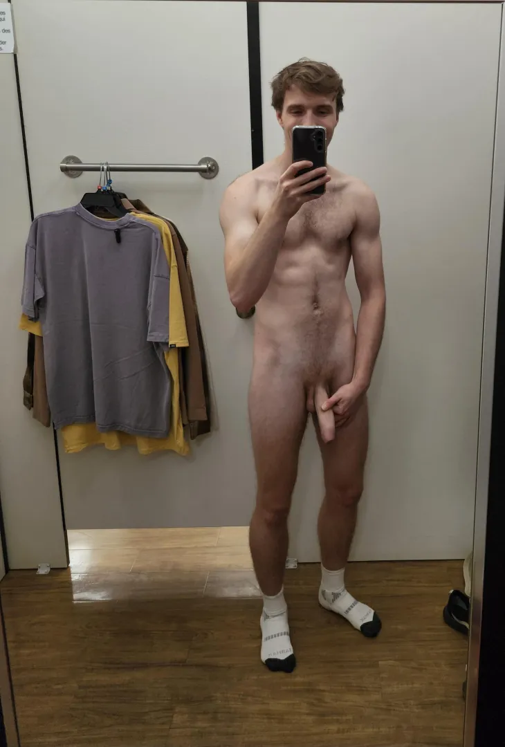I know you love dressing room nudes ;)