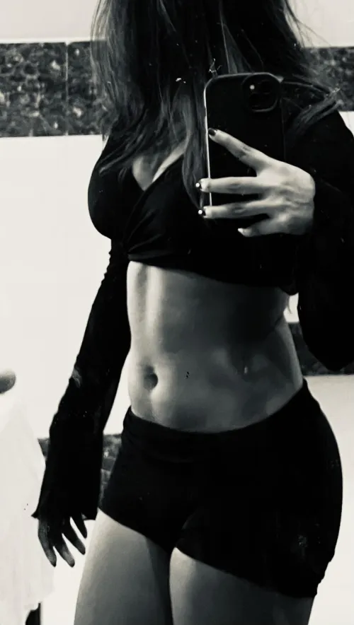 Looking for a long term daddy , i love clothes 