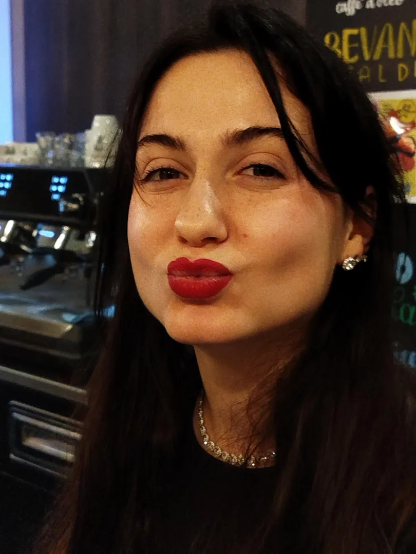 Maila T...Modella ed amica di mia sorella vi manda un grosso bacio sexy...Se volete altre sue foto hot scrivetemi in privato...No Fake...