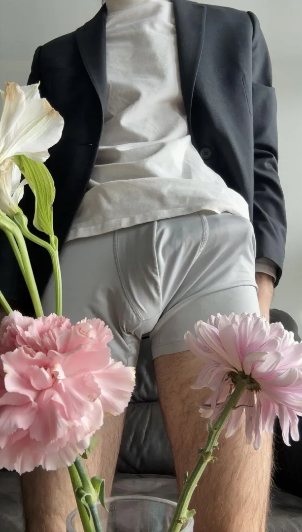 With Valentine’s Day around the corner I wanted to remind everyone to get their partners a gift! My gf loves flowers :)