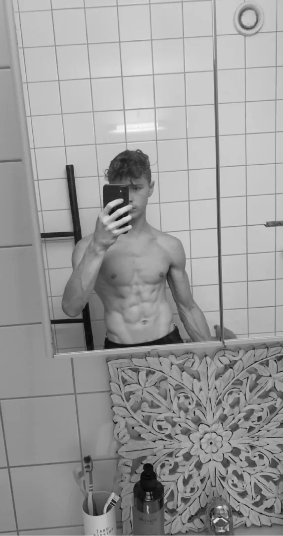 [25] thought this sub was about posting abs and not cock.