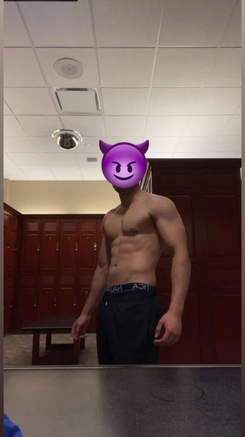 28M looking for F or couples to have some fun with , I’m from CT , I’m fit and hung