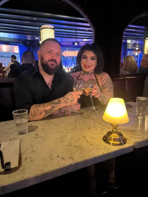 Couple here in Nashville. 40m 33f. Feel free to dm us