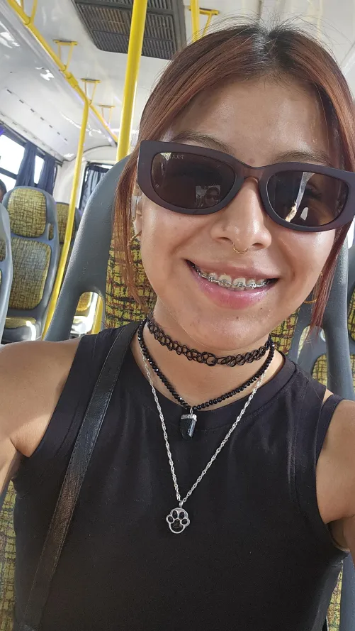 Hi, it's a very sunny day here but I'm trying to enjoy going to the beach ‍↕️