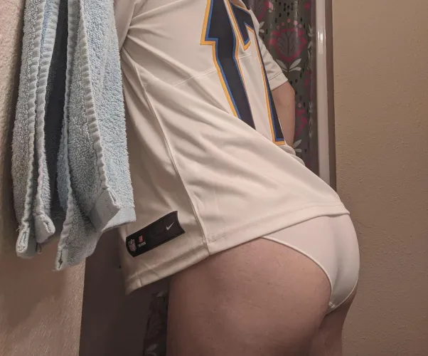 I'm told I have a nice ass. I dunno... Kik: rainecd
