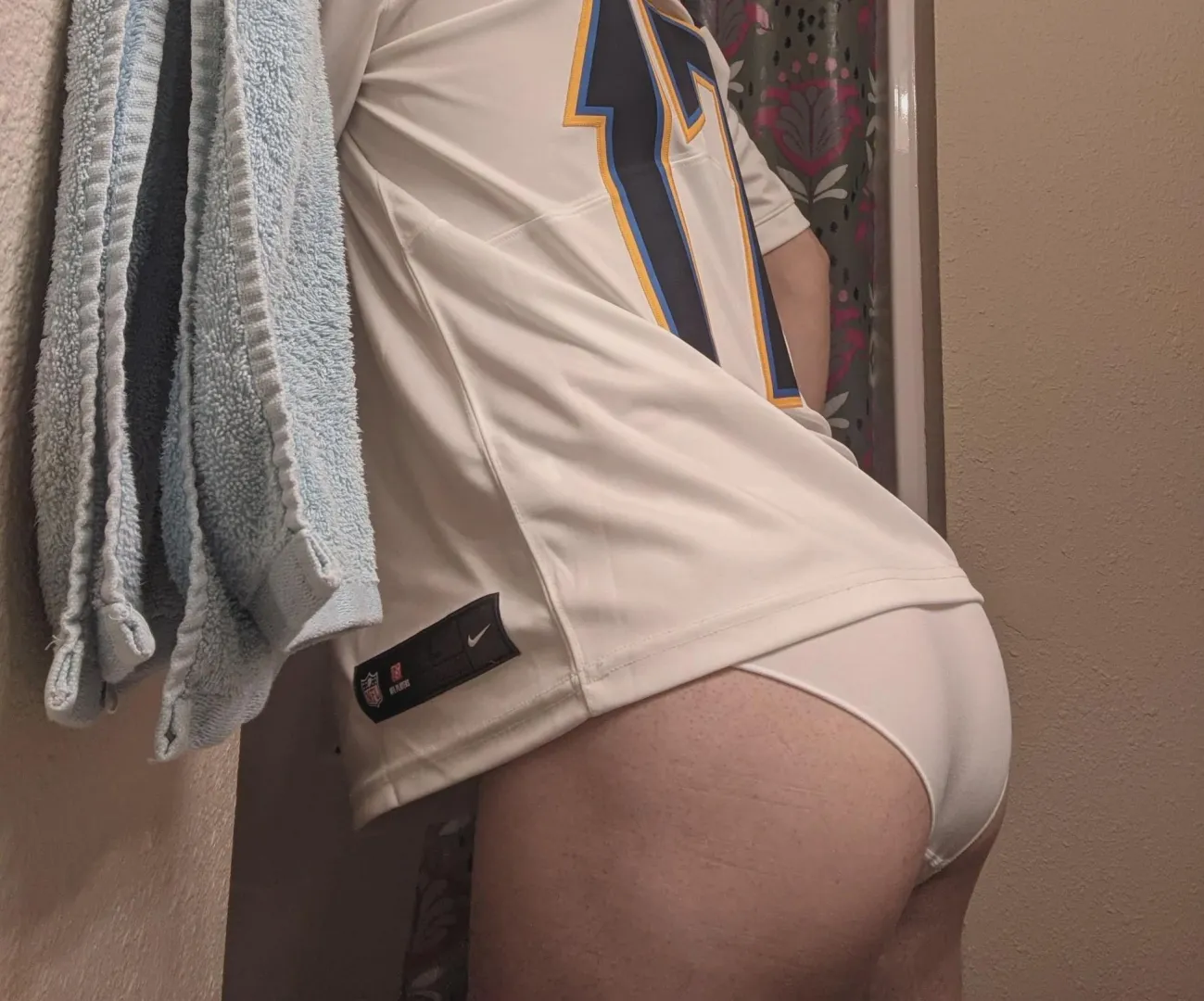 I'm told I have a nice ass. I dunno... Kik: rainecd