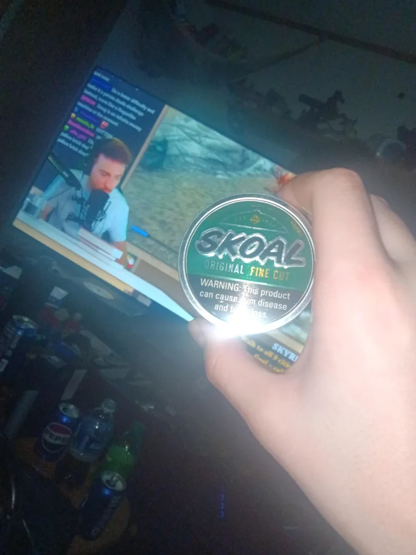 Skoal original got me a new can after strangling up some money nice treat for myself since I've been pretty down recently