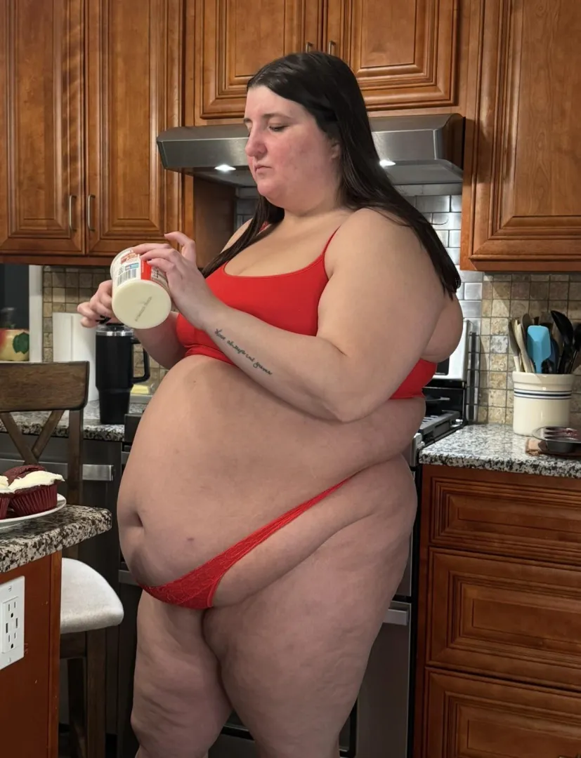 Valentine’s Day Threesome… Me, My Growing Belly, and TONS of Food! ❤️