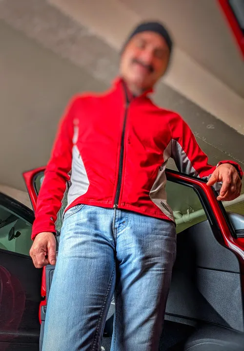 Whoever was at the grocery store this morning got a good show. My favorite jeans for freeballing.