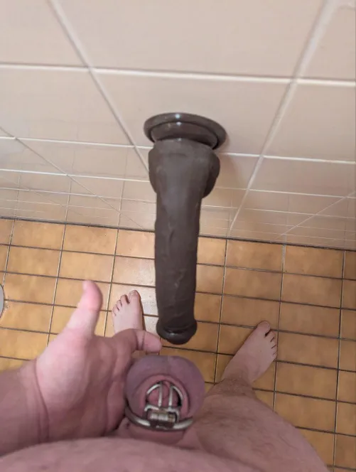 Wie sollte es anders als sissy sein? Schön für die Herrin trainieren…