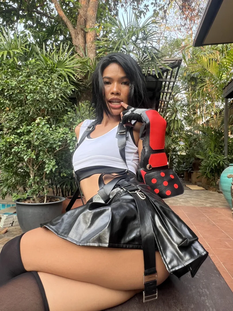 You can remove this shirt so you can see Tifa Lockhart's boobies