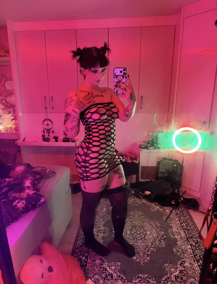 [F22] ever dream of having a goth gf..