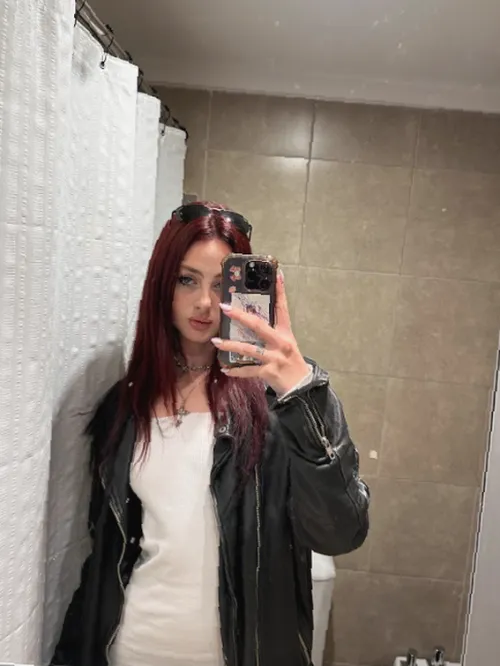 Need a host tn, kinda horny + sipping lmao - check lg: ,.lunarumes.'