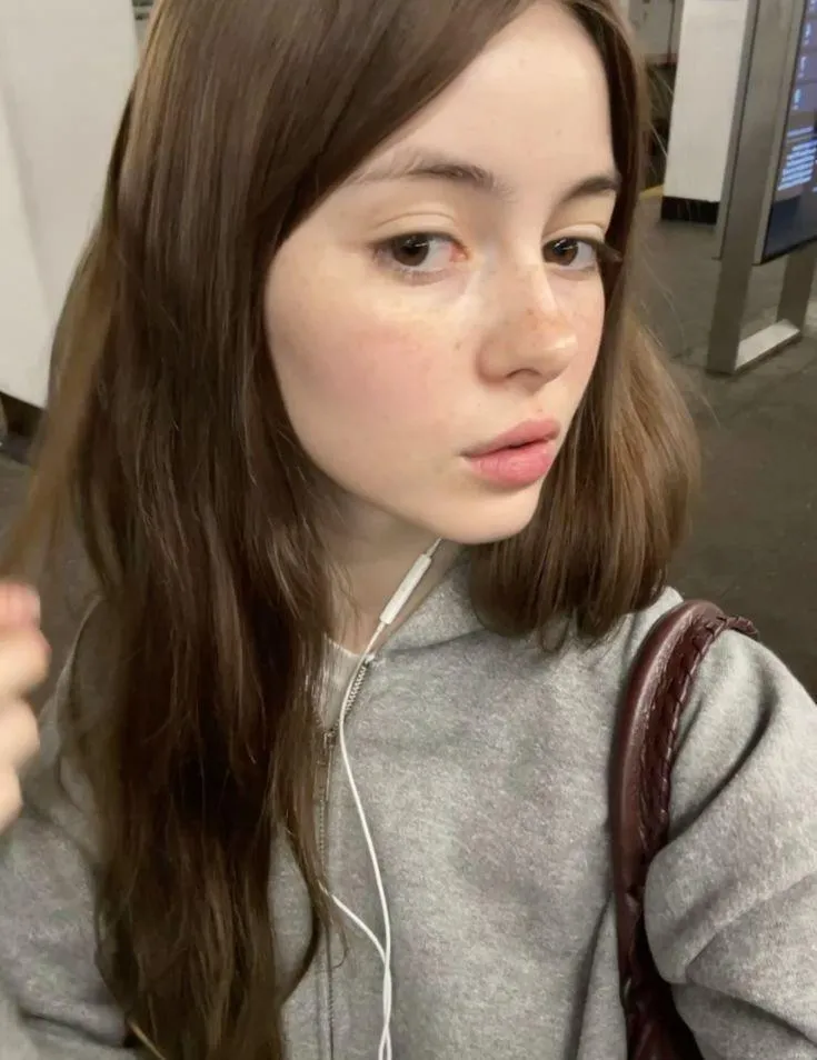 skinny body begging to get split by your thick cock :3