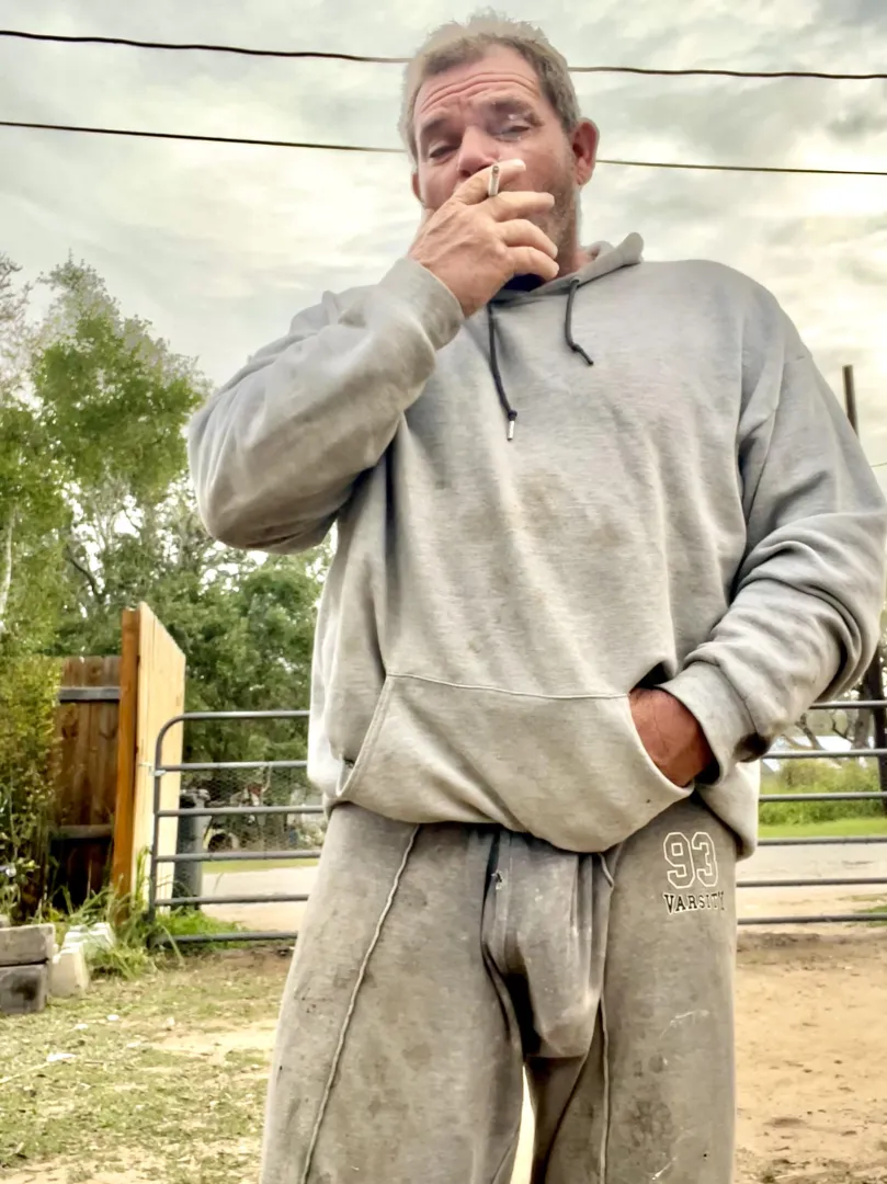Sunday funday freeballing in sweats on the ranch.