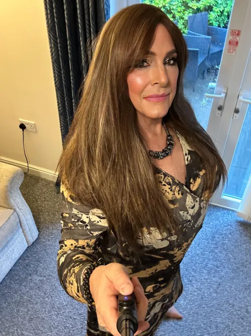 Super Sunday selfie, big hair and a Joe Brown dress ❤️