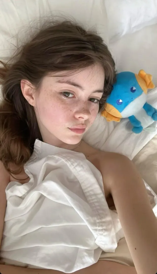 tiny frame shaking when your big dick goes in :3