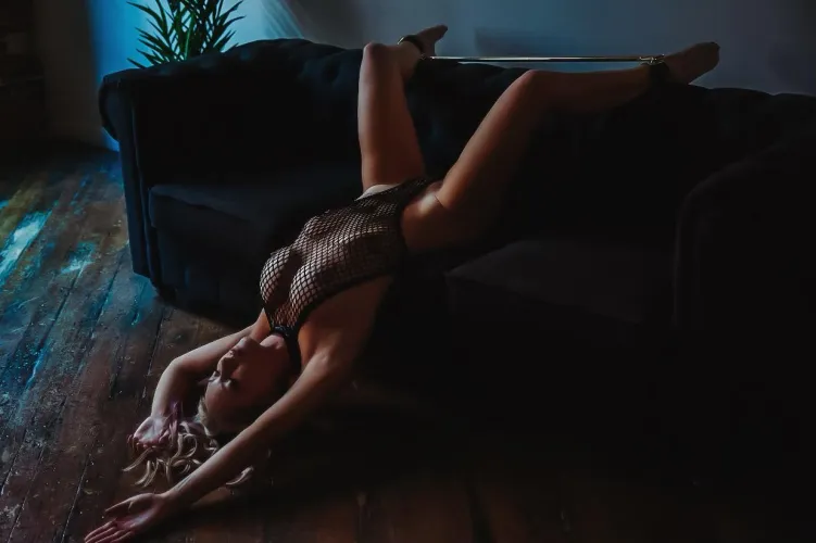 Hb spreader w fishnet suit. Really liked the lighting