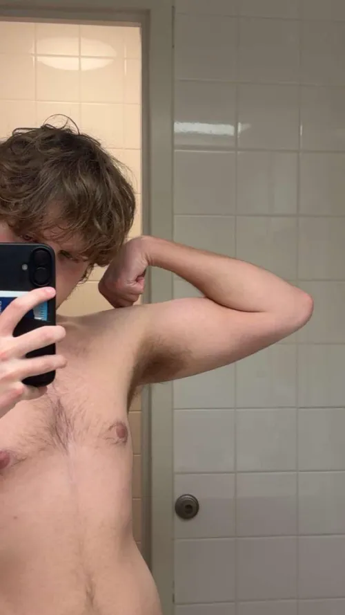 I really need someone sniffing my musky pits rn (DMs open btw)